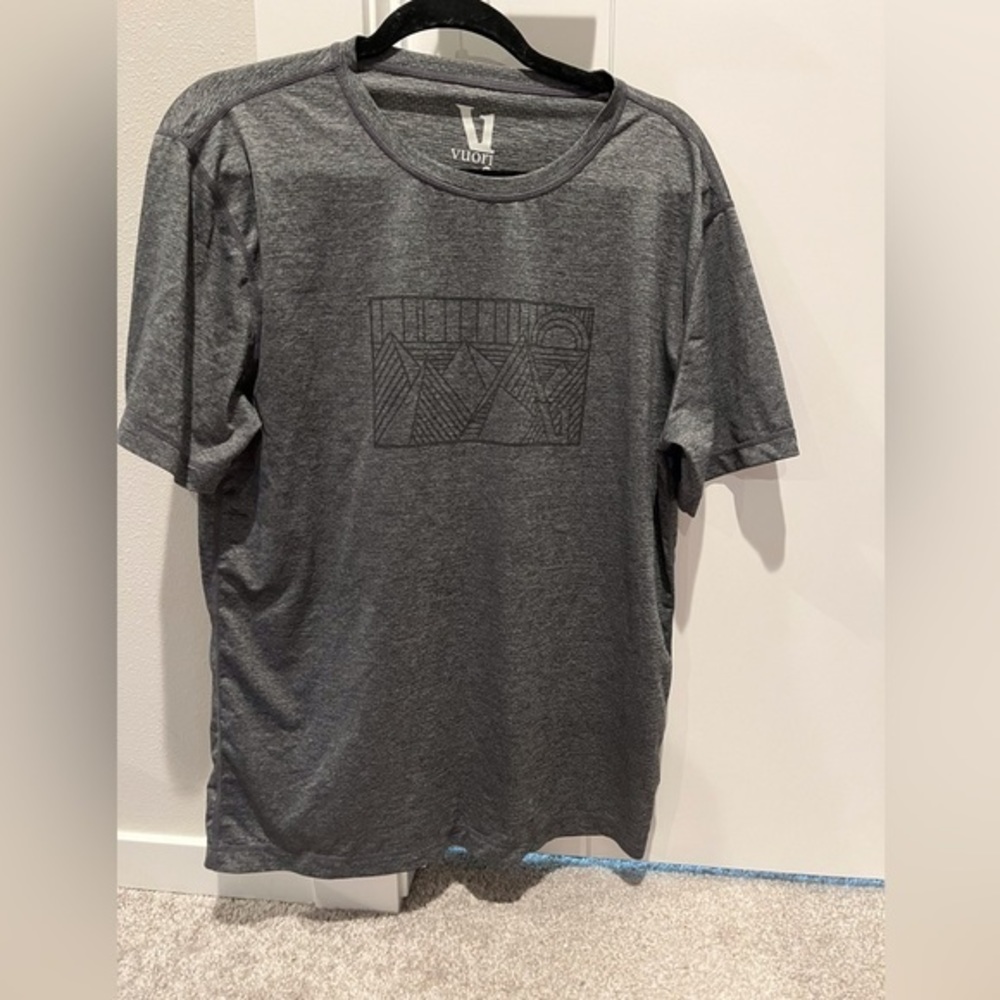 Vuori size L graphic ventilated tee shirt top large mountain